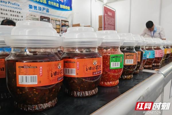 2022首届"洞庭渔火季"优质农产品展示展销活动也迎来了第一个客流高峰
